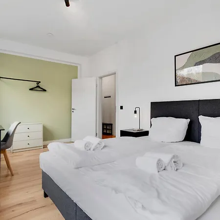 100qm, 6 Personen, Balkon, Messe, Kueche Apartment Dusseldorf