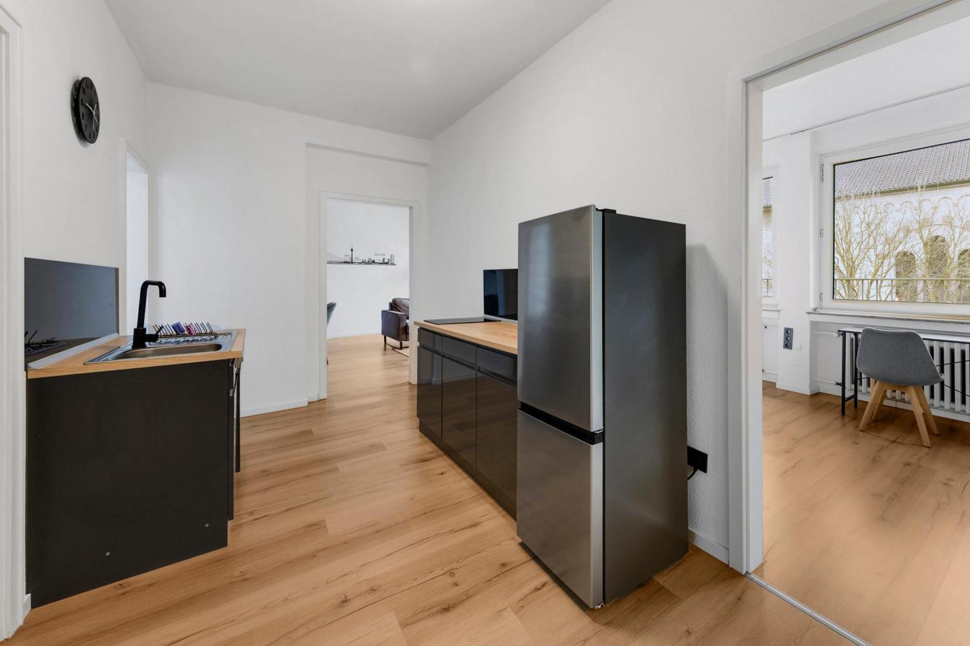 100qm, 6 Personen, Balkon, Messe, Küche Apartment